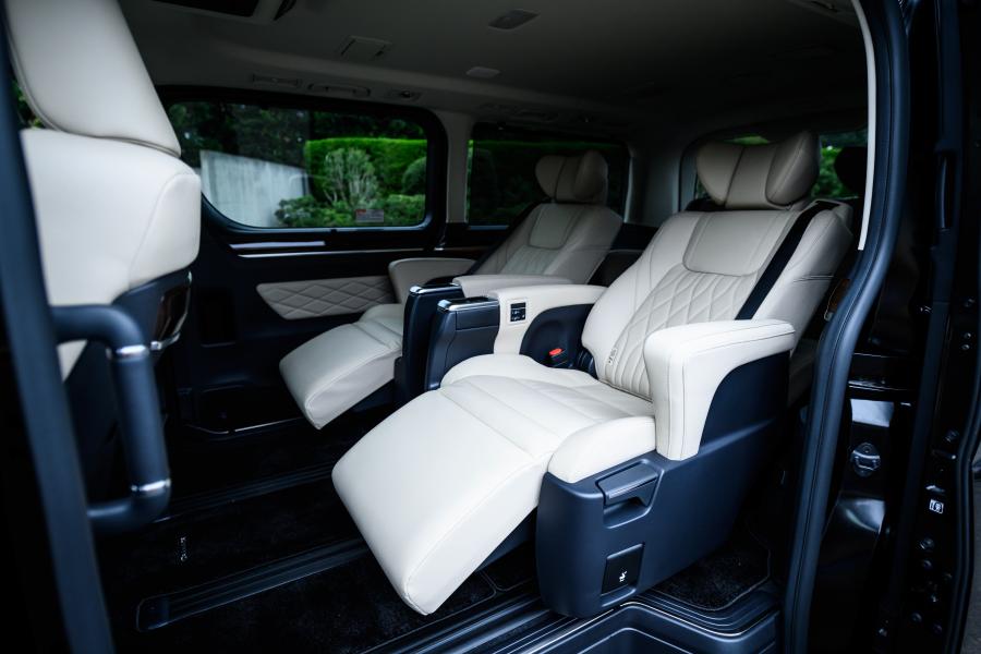 Интерьер Toyota GranAce Premium 2019 года  (фото 14 из 26)